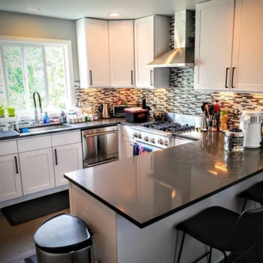 Graue Quarz-Arbeitsplatten für die Küche